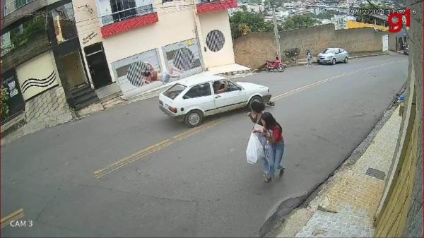 VÍDEO: Motociclista é arremessado durante acidente em Caratinga