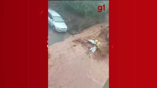 VÍDEO: Ruas de Coronel Fabriciano voltam a alagar por conta das chuvas | Vales de Minas Gerais