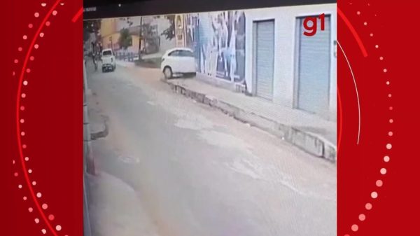 VÍDEO: motorista perde controle e carro invade casa em Teófilo Otoni | Vales de Minas Gerais