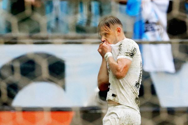 Corinthians supera expulsão no começo, vence o Grêmio e respira no Brasileiro - 12/11/2023 - Esporte