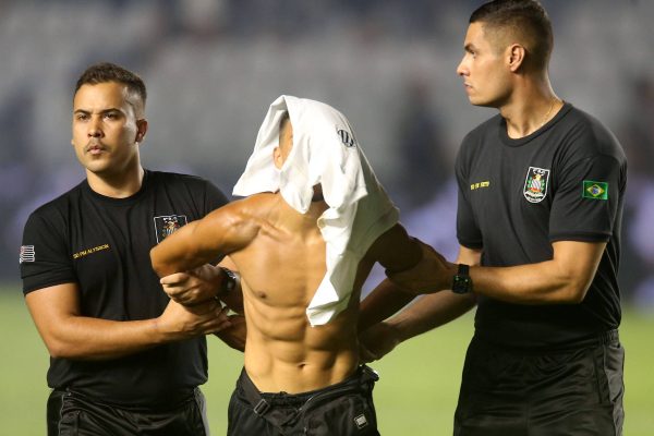 Torcida do Santos protesta e tem confronto com a polícia - 07/12/2023 - Esporte