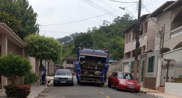 Em Timóteo, chorume deixado nas ruas por caminhões de lixo pode espalhar doenças diversas