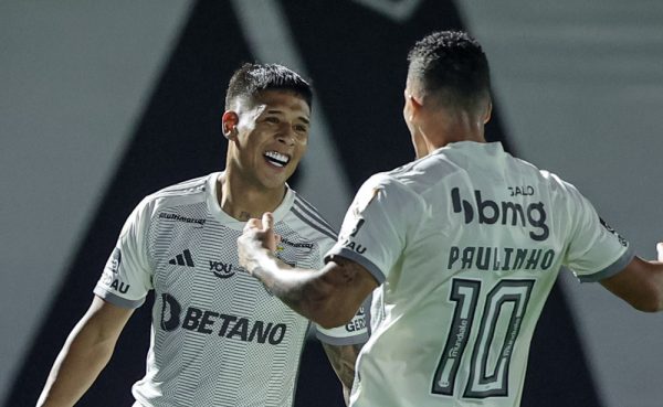 Zaracho e Paulinho comemoram gol do Atltico diante do Bragantino (foto: Pedro Souza/Atltico)