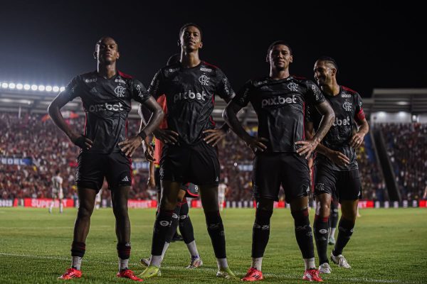 Elenco do Flamengo celebra gol (foto: Paula Reis / Flamengo)