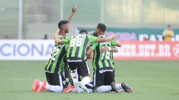 Jogadores do Amrica comemorando gol sobre o Cruzeiro (foto: Alexandre Guzanshe/EM/D.A Press)