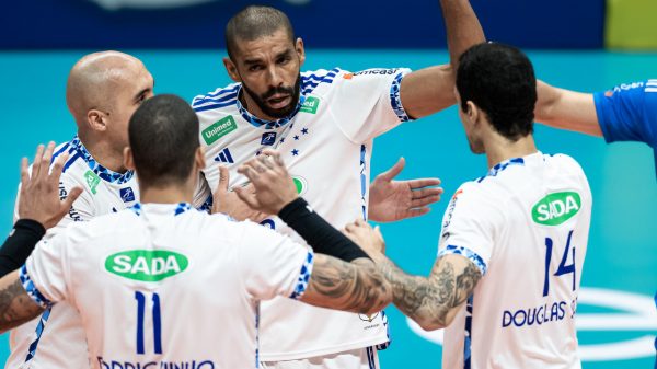 Jogadores do Cruzeiro comemoram ponto na Superliga Masculina de Vlei (foto: Agncia i7/Cruzeiro)