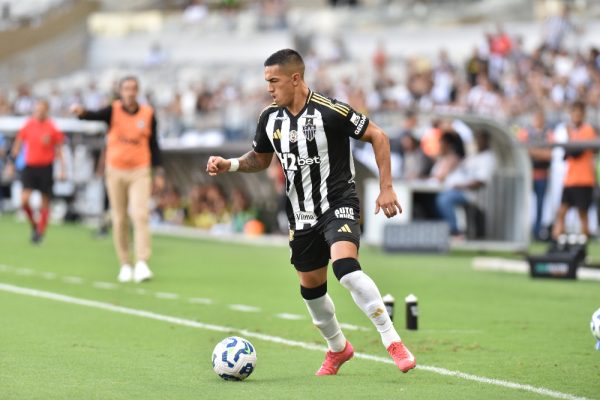 Cuello, atacante argentino do Atltico, em ao contra o Botafogo (foto: Ramon Lisboa/EM/D.A. Press)