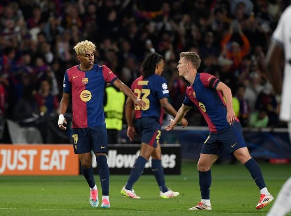 Yamal comemora gol do recorde pelo Barcelona contra a Inter de Milão