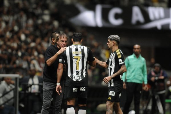 Cuca passa orientaes a Hulk e Rubens durante goleada do Atltico sobre o Maring, na Arena MRV (foto: Alexandre Guzanshe/EM/D.A. Press)