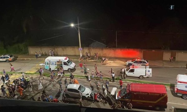 Motorista que atropelou 30 pessoas que participavam de um bloco de Carnaval foi agredido por foliões