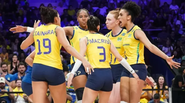 Seleo Brasileira Feminina de Vlei em quadra (foto: Mauricio Val/FV Imagem/CBV)