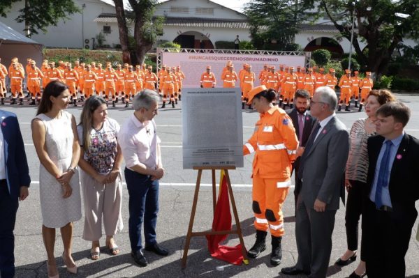 Governo de Minas e instituições de Justiça inauguram placa em homenagem às 272 joias de Brumadinho