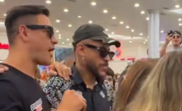 Ssia de Neymar em shopping em Santos (foto: Reproduo)