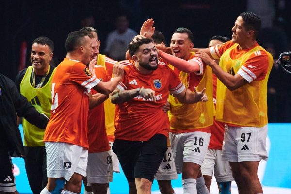 Elenco do Dendele comemora durante jogo da Kings League Brasil (foto: Divulgao / Dendele )