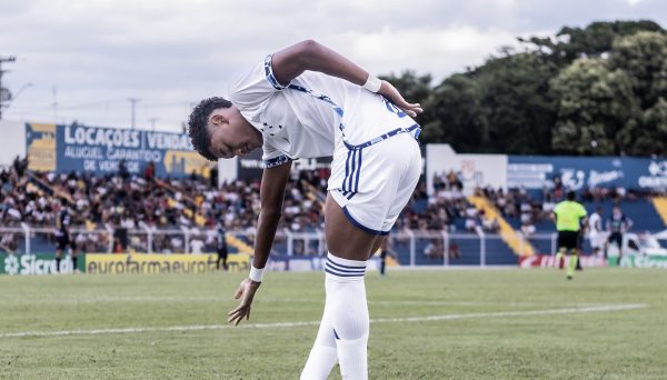 Kaique Kenji com a camisa do Cruzeiro (foto: Guilherme Veiga / Cruzeiro)