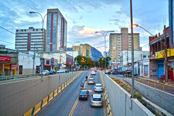 Adeus 'mergulhão' da avenida Minas Gerais: obra em Governador Valadares transforma passagem subterrânea em viaduto | Vales de Minas Gerais