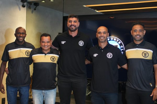 Identificao da comisso tcnica do North na foto (Da E para D): Leandro Santos (analista de Desempenho), Donizete Amorim (gerente de Futebol), Victor Oliveira (presidente do clube), Marlon Arajo (diretor executivo) e Werley Silva (auxiliar tcnico) (foto: North Clube/ Divulgao)