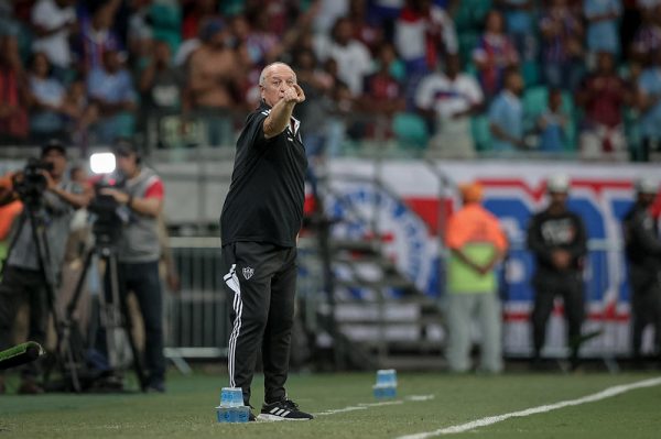 VAI SER DEMITIDO? Felipão é pego de surpresa com reunião de última hora no Atlético-MG