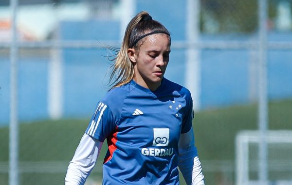 Vitria Calhau em treino pelo Cruzeiro (foto: Gustavo Martins/ Cruzeiro)