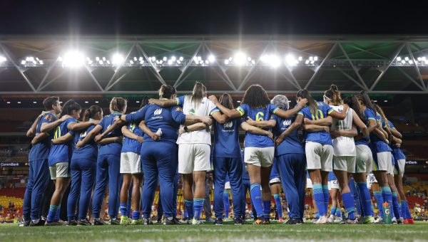 Jogadoras do Brasil se abraam em crculo (foto: Rafael Ribeiro/CBF)