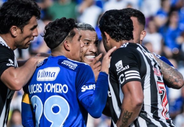 Matheus Pereira discute com Hulk em clssico entre Cruzeiro e Atltico, nos Estados Unidos (foto: Gustavo Aleixo/Cruzeiro )