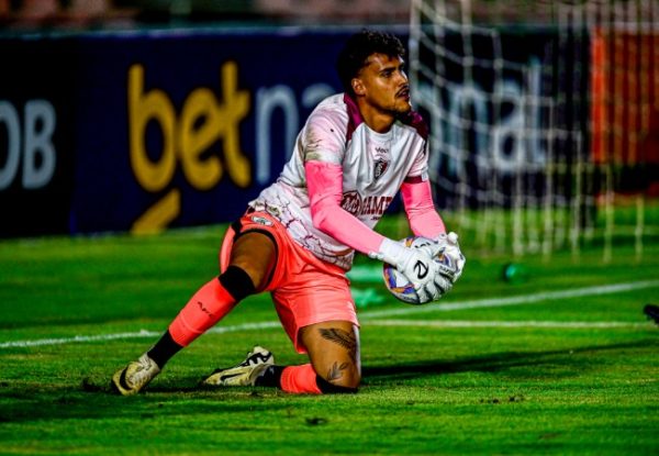 Matheus Mendes, goleiro do Amrica, no aquecimento para o jogo contra o Uberlndia (foto: Mouro Panda/Amrica)