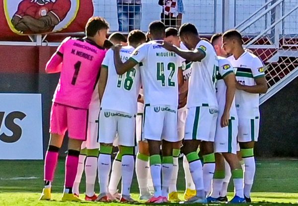 Jogadores do Amrica antes da partida contra o Tombense, no Almeido, pelo Mineiro (foto: Mouro Panda/Amrica)