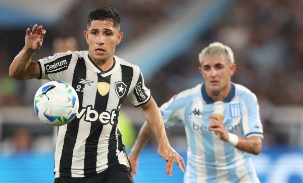 Savarino, do Botafogo, olhando para a bola (foto: Vtor Silva/Botafogo)