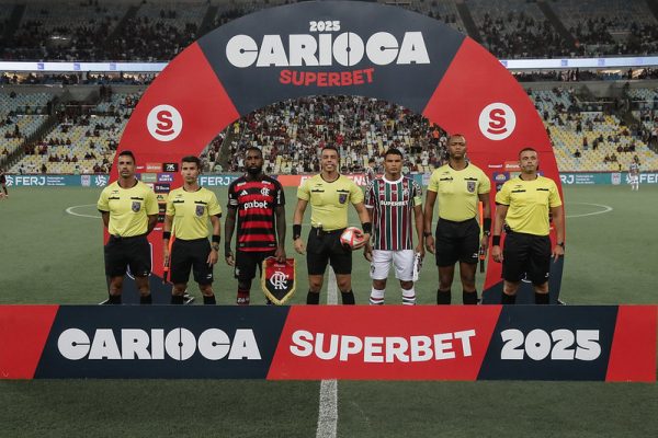 Jogadores e rbitros de Fluminense x Flamengo (foto: Lucas Meron/Fluminense)
