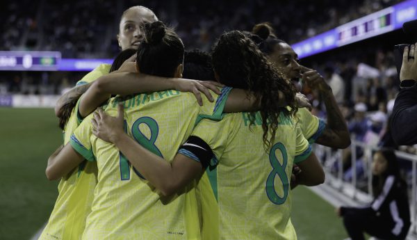 Jogadoras do Brasil se abraando em comemorao (foto: Rafael Ribeiro/CBF)