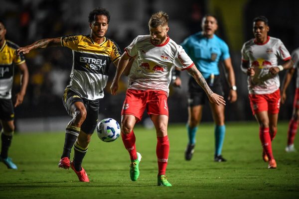 Jogadores de Cricima e Bragantino dividindo bola (foto: Ari Ferreira/Red Bull Bragantino)