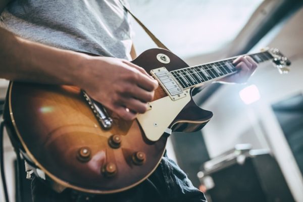 Pessoa tocando guitarra