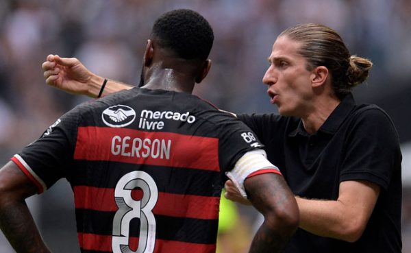 Tcnico Filipe Lus orienta Gerson em jogo do Flamengo (foto: DOUGLAS MAGNO / AFP)