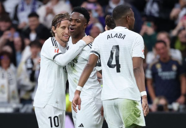 Modric e Alaba comemoram gol de Vini Jr na vitria do Real Madrid sobre o Rayo Vallecano (foto: Thomas COEX / AFP)