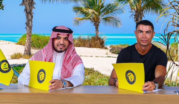 Abdullah Al-Majid, presidente do Al-Nassr, em anncio da renovao de contrato de Cristiano Ronaldo (foto: AFP)