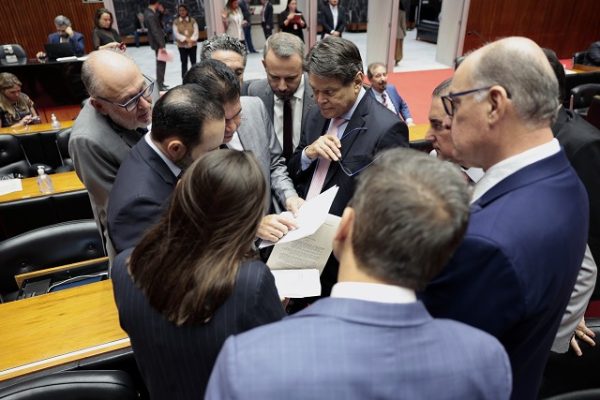ALMG derruba veto do governador e mantém transferência de servidoras vítimas de violência