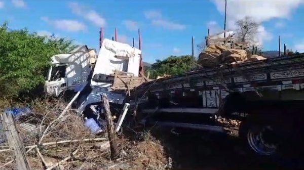 Acidente com quatro veículos na BR-367 em Almenara, deixa motorista morto