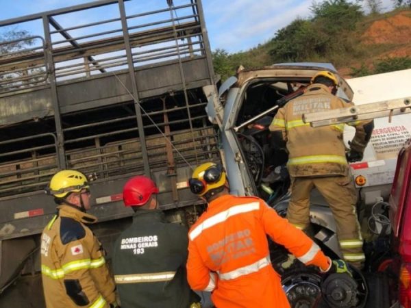 Acidente com três caminhões deixa um morto e trava a BR-262 em Rio Casca