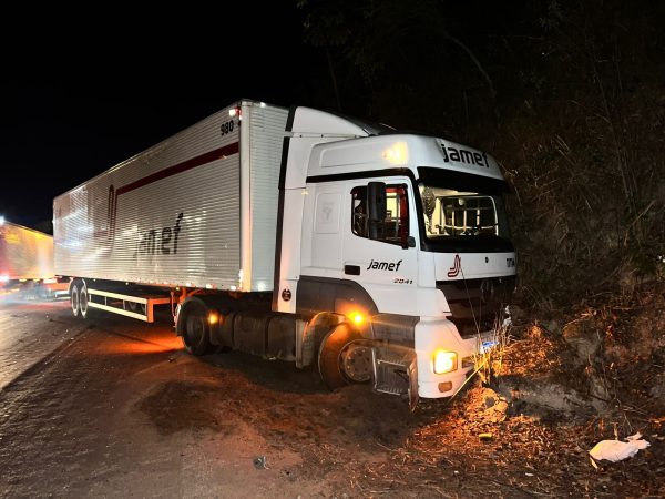 Acidente entre caminhão e caminhonete deixa um idoso morto em Padre Paraíso