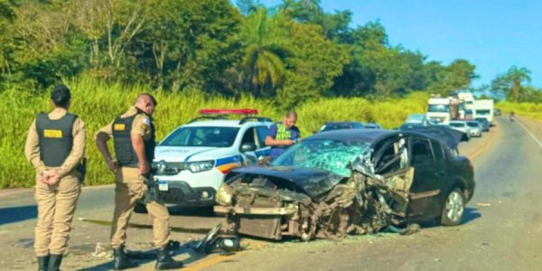 Acidente entre carros deixa feridos na BR-381. Um dos veículos caiu numa ribanceira