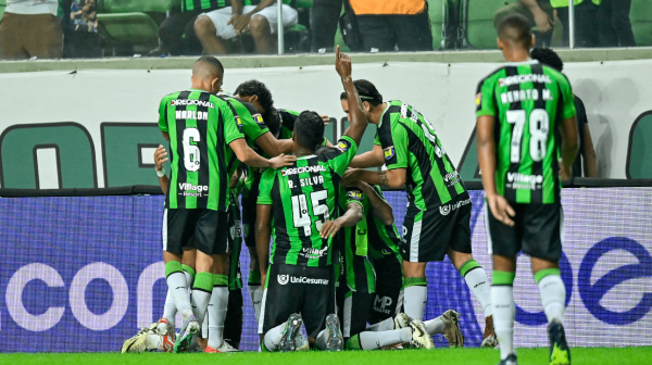 Jogadores do Amrica comemorando gol diante do Santos, pela Srie B (foto: Mouro Panda/Amrica)