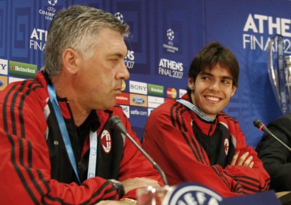 Carlo Ancelotti ao lado de Kak (foto: OLIVIER MORIN/AFP - 22/5/2007)