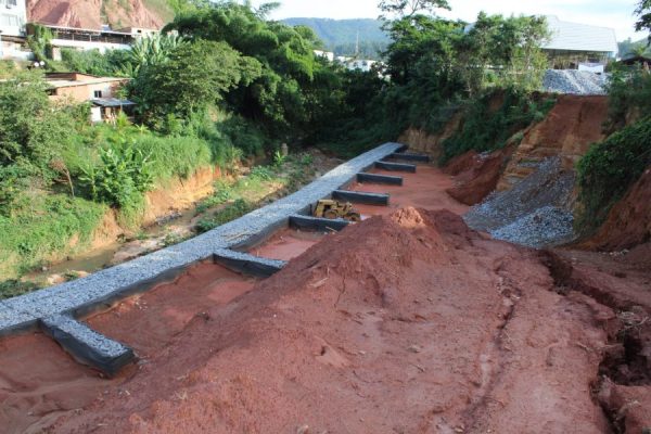 Chuva causa lentidão nas obras de contenção do desmoronamento nos fundos APAE