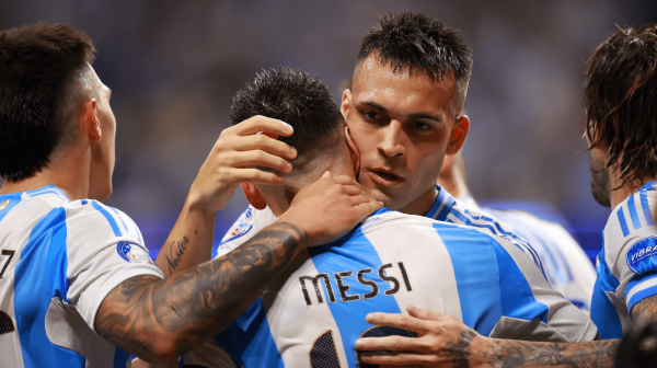 Jogadores da Argentina comemorando gol sobre Canad, pela Copa Amrica (foto: Hector Vivas/Getty Images North America)