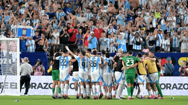 Jogadores da Argentina comemorando classificao  final da Copa Amrica (foto: Juan Mabromata/AFP)