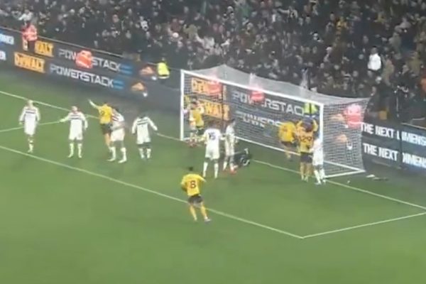 Atacante brasileiro faz gol olímpico contra Manchester United; veja vídeo