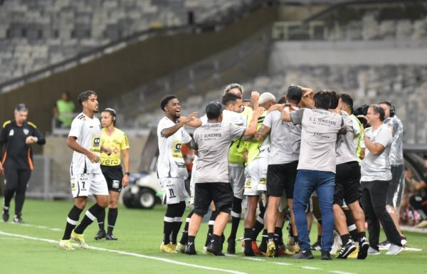 Jogadores do Democrata-GV comemoram gol diante do Atltico, no Mineiro (foto: Ramon Lisboa/EM/D.A. Press)