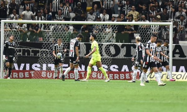 Atlético sofre com expulsão de Hulk e leva 4 a 0 do Palmeiras