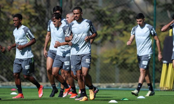 Atlético: titular avança em recuperação, e jovens da base participam do treino