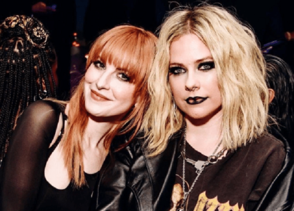 Hayley Williams e Avril Lavigne posam juntas em feira de moda